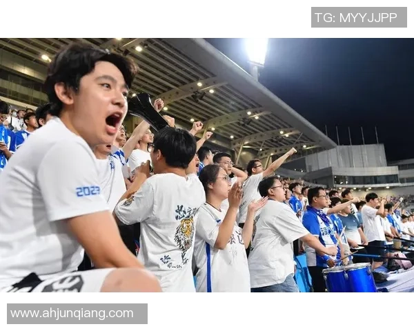 足球明星进球后浪漫求婚感动全场球迷见证爱的瞬间 足球明星进球后浪漫求婚感动全场球迷见证爱的瞬间